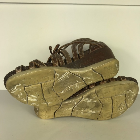 OTBT Nomadic Embossed Light Pewter Wedge Sandals - Picture 6 of 8